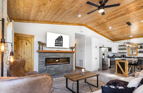 Rufe Cabin | NEW LISTING Rustic meets modern, secluded and quiet, private pond for fishing