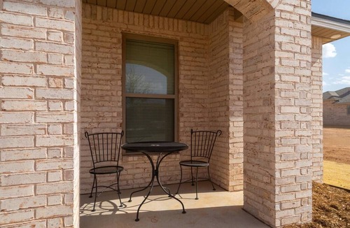 Lubbock House | New Long Term Stays Modern 4BR 2B 1 Car Garage Sleeps 10