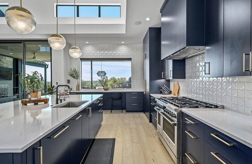 Henly House | NEW Luxe Estate, Pond, Pool, Pickleball, Animals, 20 PPL