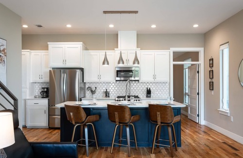 Chestnut Condo | New Luxe Poolside Stay Balcony Views Outdoor BBQ