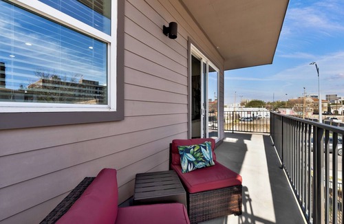 Oak Lawn Apartment | NEW Modern 1BR in Oak Lawn Dallas With Free Parking + Complimentary EV Charger