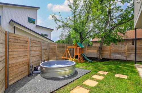 St. Johns House | New Modern 3BR 2.5BA North Loop, Cowboy Pool and Patio by Austin Vacay