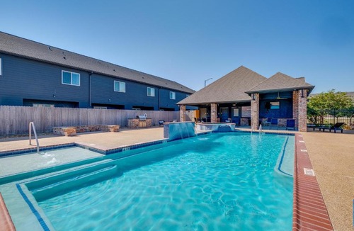 College Station House | Newly Built 'Corner Hideaway' 3 Mi to Texas A & M