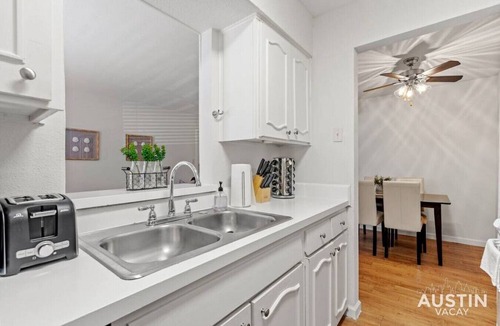 Westfield Apartment | Nice ‘n’ Quiet Downtown Apt, Pool + Free Parking