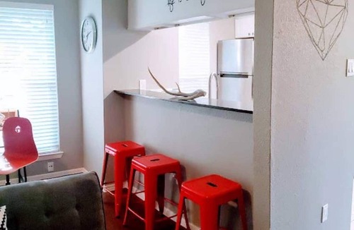 Quail Hollow House | North Austin Hip Duplex