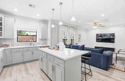 Greater Fondren Southwest House | O18B Spacious 3BR Home Sleeps 10 With 2 Living Areas