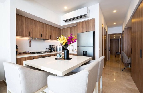 Las Glorias Apartment | Oceanfront Condo – 13th Floor | 8 Heated Pools | Rooftop Gym | 500 Mbps WiFi