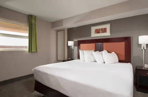 Cherry Grove Beach Hotel | Oceanfront Escape BR w/ Spa Bath