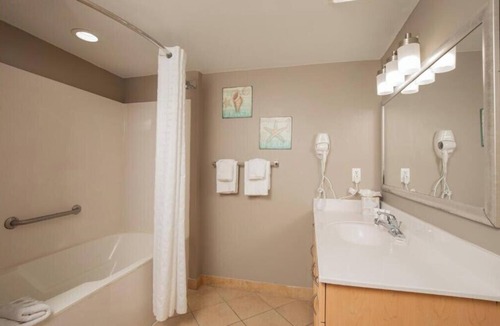 Cherry Grove Beach Hotel | Oceanfront Escape BR w/ Spa Bath