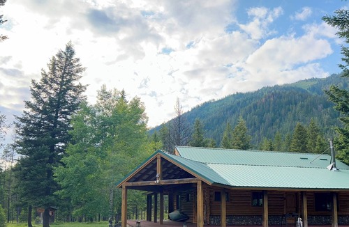 Missoula County Cabin | Off-Grid Log Cabin with Sauna & Hot Tub