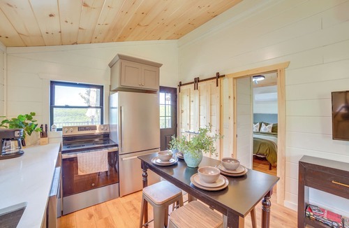 Omaha Cabin | Off-Grid & Solar-Powered! Mtn-View Omaha Cabin