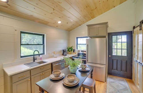 Omaha Cabin | Off-Grid & Solar-Powered! Mtn-View Omaha Cabin