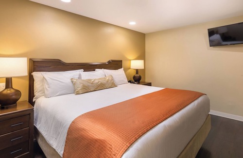 Paradise Valley Village Resort | OFFICIAL LISTING | Wyndham - Orange Tree Golf Resort 1BR w/Golf, Pool, & More!