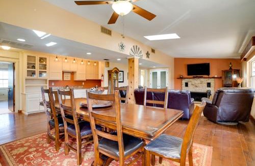 Dennis House | On-Site River Access: Fishing Retreat in Granbury!
