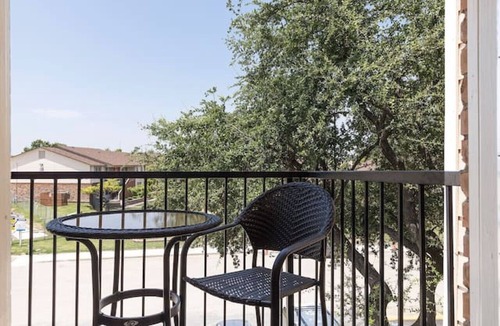 Park Central Apartment | ONE BED ONE BATH AFFORDABLE APT WITH BALCONY!