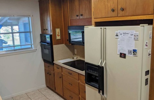 Bastrop House | One Old Oak Charming Farmhouse, 7-min to Downtown