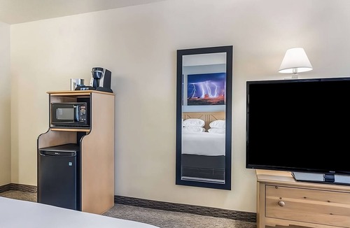 Palm Valley Hotel | Outdoor Adventure! Comfy Unit Near Attractions, Pool, Free Breakfast, Parking