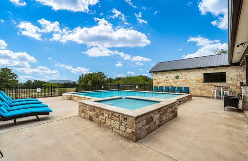 Sabinal House | Outdoor kitchen, volleyball, swimming pool & hot tub!