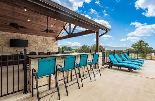 Sabinal House | Outdoor kitchen, volleyball, swimming pool & hot tub!