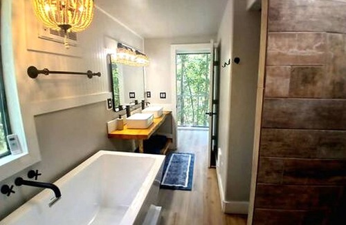 Waller Cabin | Outstanding Forest Container with Water Views and BBQ in Texas
