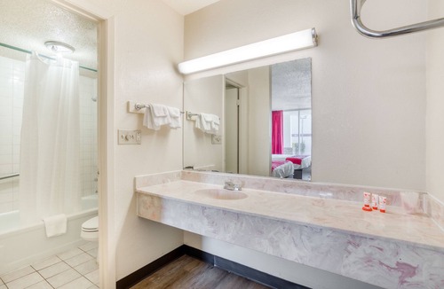 East Riverside Hotel | OYO Hotel Waco University Area/I-35