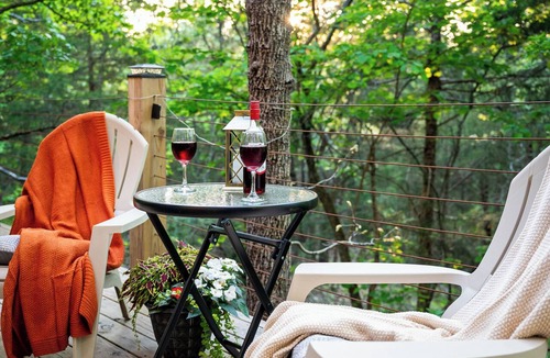 Mammoth Spring Cabin | Ozark Romantic Retreat-Near Spring River & Mammoth Spring