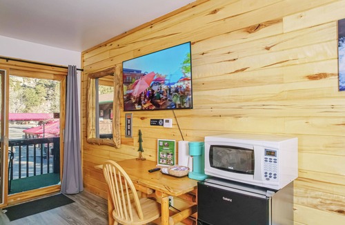 Estes Park Hotel | pacious Upper-Level Hotel Queen and Full-size beds with Views 208-210
