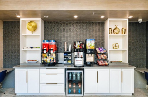 Humble Hotel | Palace Inn IAH Houston Bush Intercontinental Airport