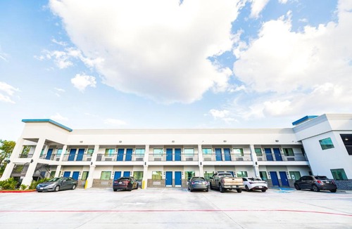 Humble Hotel | Palace Inn IAH Houston Bush Intercontinental Airport