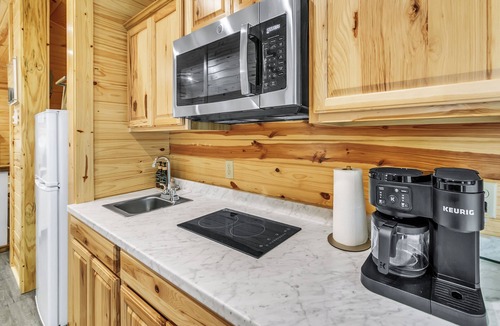 Jones Mills Cabin | Pam's Treehouse Cabin #3 - Cozy treehouse cabin right on a creek!