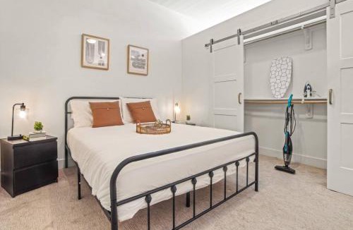 West Oak Hill Apartment | Pampering New Unit Studio 1Ba Pool, Golf Sim