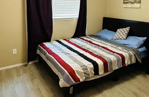 Central Southwest House | Peaceful 3BR and 2 BA House Close 2 Texas Med Center & Downtown
