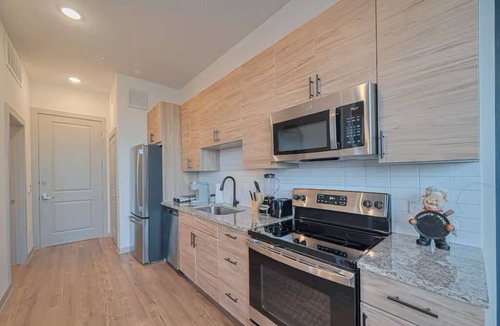 Washington Ave./ Memorial Park Apartment | Peaceful Heights One-Bed - Views & Comfort