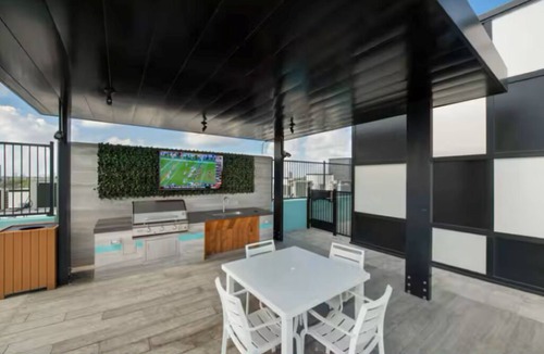 Washington Ave./ Memorial Park Apartment | Peaceful Heights One-Bed - Views & Comfort