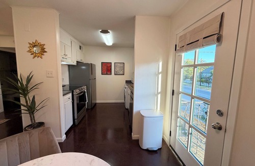 Hyde Park Condo | Peaceful Hyde Park Condo Near UT/Moody with Free Parking, Fast WiFi, King Bed
