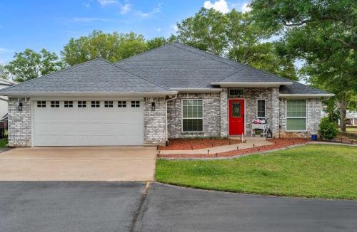 Coffee City House | Peaceful Lakeside Serenity on Lake Palestine