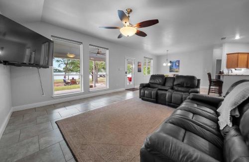 Coffee City House | Peaceful Lakeside Serenity on Lake Palestine