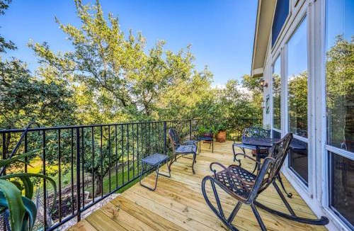 Oatmeal House | Peaceful, Modern Home Close to Lago Vista with Large Deck & Balcony