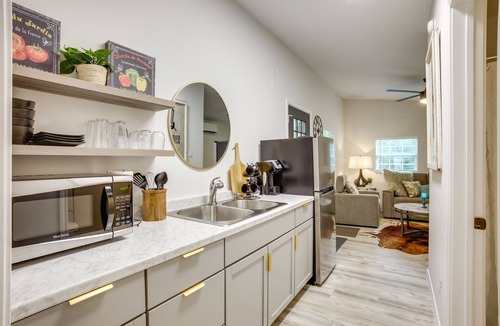 Montgomery Cottage | Peaceful Montgomery Vacation Rental w/Porch!
