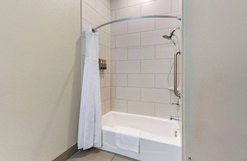 Pflugerville Hotel | Peaceful Room Ideal for Relaxing Getaways Near Typhoon Texas Water Park - 3.8 mi