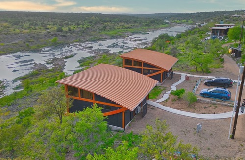 Johnson City Cottage | Pedernales River Guesthouses - BLUE