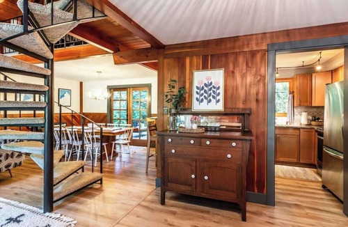 Glacier House | Pendleton Pines Lodge | 5BR + Hot Tub, Sauna & Fireplace Near Mt. Baker