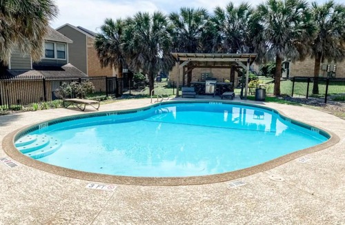 Northwest Corpus Christi Apartment | Perfect for Group with 2BR, 2BA and Pool