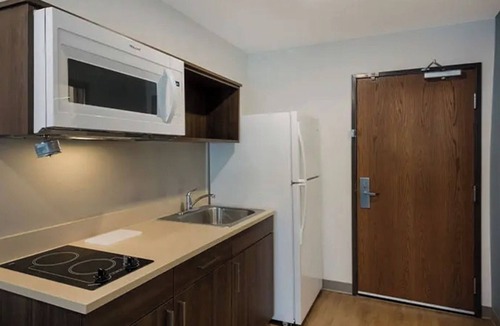 Austin Hotel | Perfect for Groups! 3 Queen Suites w/Full Comfort in One Austin Compound
