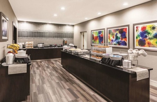 Arsenal House | Perfect for Groups! 4 Units Near Wax Museum, with FREE Bfast & Parking, Pool!