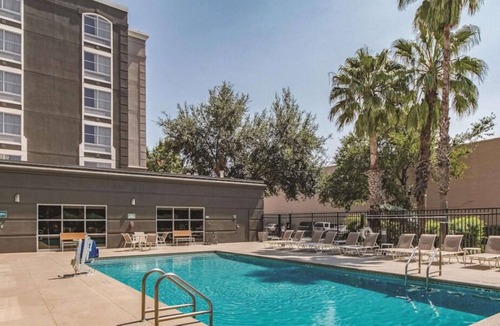 Arsenal House | Perfect for Groups! 4 Units Near Wax Museum, with FREE Bfast & Parking, Pool!