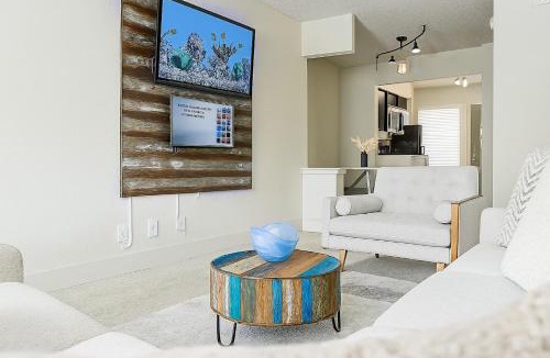 Uptown Apartment | Perfect Location 2BR 5 Min Walk to Galleria Marquee Uptown