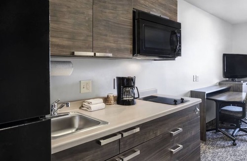 Midland Hotel | Perfect Rest Stop: Climate-Controlled Room w/Pet-Friendly Kitchen Access!