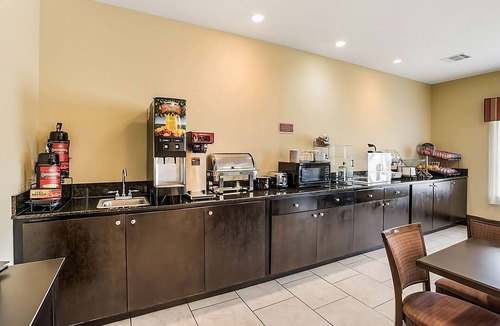 Saint Landry Hotel | Perfect Vacation Choice in Bunkie! 3 Units, Outdoor Pool, Free Bfast & Parking!