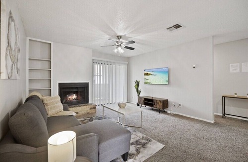 South Lamar Apartment | Pet-Friendly 1B for Extended Stay! Comfy Queen Bed